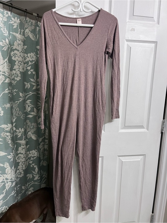 Smash + Tess Other - Smash + Tess Mauve V‑Neck Long‑Sleeve One‑Piece Romper
